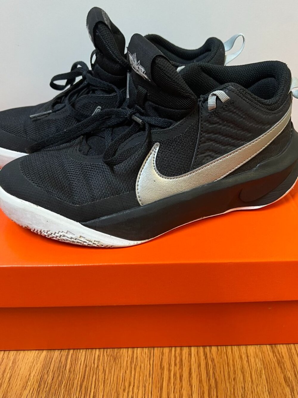 Nike Team Hustle D 10 GS Black/Metallic Silver Youth 5.5Y Basketball Shoes